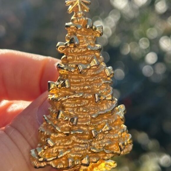 HOLIDAY🎄🎄AJC Gold Tone Textured Christmas Tree BROOCH - Picture 6 of 8